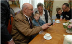 Koffiedrinken met de familie en de erespeld tonen
